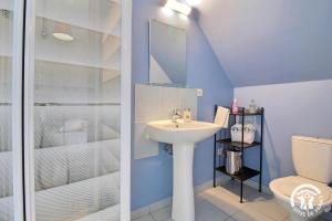 a bathroom with a sink and a shower and a toilet at Chambres d'hôtes de botconan in Baden