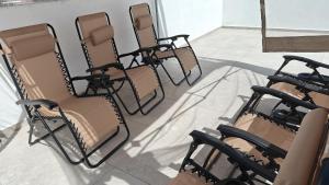 a row of chairs sitting in a room at Bungalows Anton in San Blas