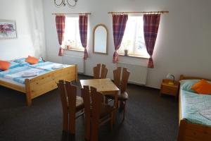 Rúm í herbergi á Penzion U Studánky