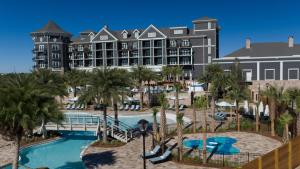 - une vue sur un hôtel avec une piscine et un complexe dans l'établissement Henderson Beach Resort, à Destin