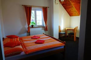 Rúm í herbergi á Penzion U Studánky