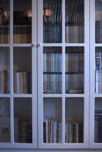 um armrio branco cheio de livros em Casa com Historia na Covilh