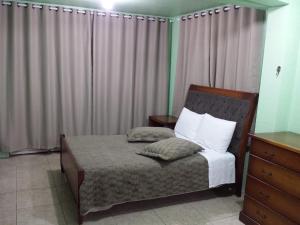 1 dormitorio con 1 cama y vestidor en Minha casa em Canela, en Canela