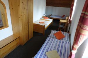 Rúm í herbergi á Penzion U Studánky