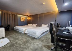 a hotel room with two beds and a desk at G7 Hotel in Tongduch'ŏn +38 photos