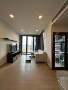 a living room with a couch and a tv at One9Five Asoke 可月租 in Ban Hui Yai Muk