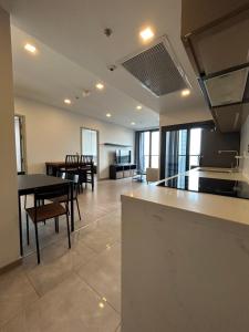 a kitchen and dining room with a table and chairs at One9Five Asoke 可月租 in Ban Hui Yai Muk +3 photos
