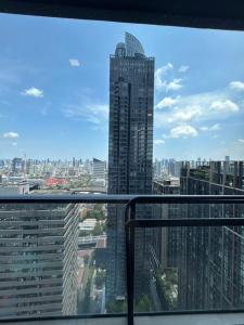 a view of a tall building from a window at One9Five Asoke 可月租 in Ban Hui Yai Muk