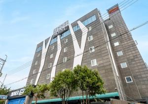 a building with the word v on it at G7 Hotel in Tongduch'ŏn
