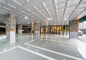 a large empty lobby with a large ceiling at G7 Hotel in Tongduch'ŏn