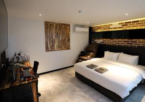 a bedroom with a large bed and a couch at Incheon Illuwa Hotel in Incheon
