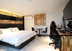 a bedroom with a bed and a desk with a computer at Incheon Illuwa Hotel in Incheon +18 photos