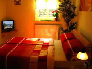 Schlafzimmer mit einem Bett, einem Fenster und einem TV in der Unterkunft Uns Strandhus in Kühlungsborn