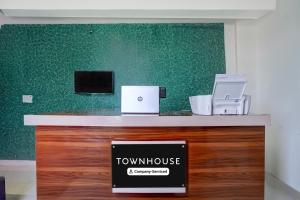 a desk with a laptop on top of it at Townhouse Manipal University Highway King Bagru Formerly Golden Hotel in Jaipur