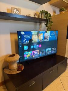 a flat screen tv sitting on top of a cabinet at Gelsy House in Montecchio Maggiore