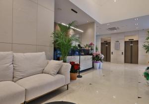 a living room with a couch in a lobby at 대구 빌리언웨스턴호텔 in Daegu