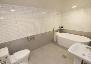 ein Badezimmer mit Badewanne, Toilette und Waschbecken in der Unterkunft Chuncheon Pine Tree Hotel in Chuncheon + 4 Fotos