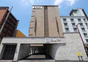 ein Gebäude mit der Aufschrift „Zarma“ in der Unterkunft Chuncheon Pine Tree Hotel in Chuncheon