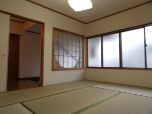 広島市にある地球旅館 広島ゲストハウスの窓と敷物が備わる空き部屋 +90枚の写真