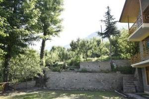 a retaining wall in front of a house at Casa De Barro in Jagatsukh