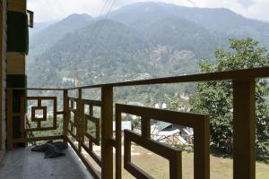 a balcony with a view of a mountain at Casa De Barro in Jagatsukh