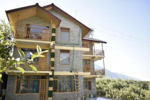 a building with a bird flying in front of it at Casa De Barro in Jagatsukh