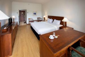 a hotel room with a bed and a desk at Mesra International Hotel in Samarinda +24 photos