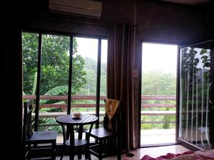 Monkeaw and Climber's Camp的阳台或露台