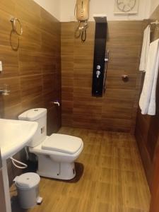 a bathroom with a toilet and a sink at River View Inn in Maskeliya