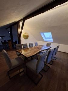 a dining room with a wooden table and chairs at Ferienhaus Wittmann in Beilngries