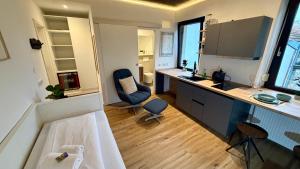a bathroom with a tub and a desk in a room at Design Apartment Arndt in Neustadt an der Weinstrasse in Neustadt an der Weinstraße