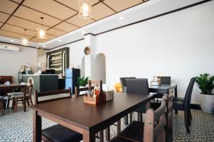 a dining room with a table and chairs at Nam Phou Hostel in Thakhek