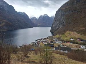 a view of a lake with mountains in the background at Jordamorstova in Aurland