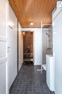 a bathroom with a shower and a toilet and a sink at Himos Mökki superior - Chalet Cottage superior ski-in-ski-out in Jämsä +24 photos
