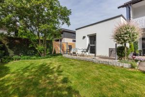a backyard with a lawn and a house at Ferienwohnung Am Hochrhein in Murg