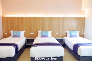 Katil atau katil-katil dalam bilik di Slowly inn
