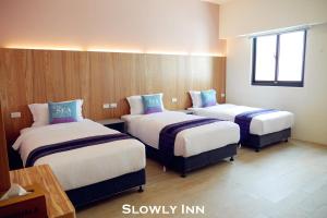 Katil atau katil-katil dalam bilik di Slowly inn
