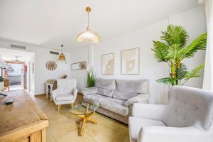 a living room with a couch and a table at Costa Africana in Vejer de la Frontera