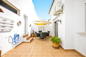 a balcony with a table and chairs and an umbrella at Costa Africana in Vejer de la Frontera