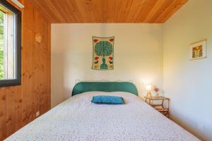 a bedroom with a bed with a green head board at Casa Frida in Salavas