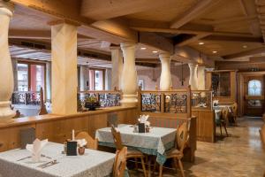 a restaurant with tables and chairs in a room at Alpenhotel Ramsauerhof in Ramsau im Zillertal