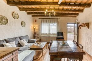 a living room with a couch and a table at Mas Pareta - La Figuera in Fonolleras