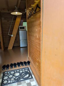 a room with a kitchen with a stove in a room at のんびれっじ つくし棟 in Anazawa