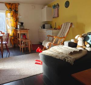 a living room with a couch and chairs and a table at Päivärannantila in Pihtipudas