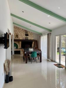 a dining room with a table and a green ceiling at Maison en campagne in Salon-de-Provence