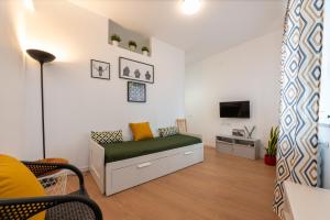 a small room with a bed and a tv at Il Cortile Holiday House in Caccamo