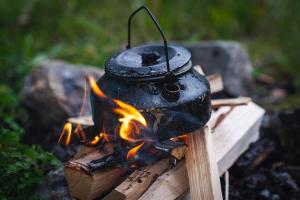 a tea kettle on top of a camp fire at Bratt bolig in Åndalsnes