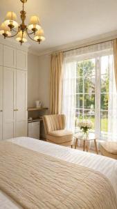ein Schlafzimmer mit einem Bett und einem großen Fenster in der Unterkunft "Trakaitis" apartments & holiday homes in Trakai