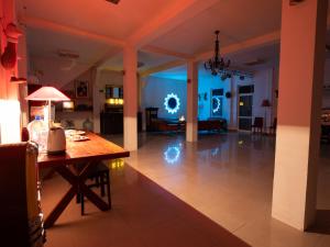 a living room with a table and a dining room at Apartament willa Radosna in Garbatka-Letnisko