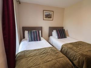 a room with two beds in a room at Horseshoe Cottage in Middlesbrough